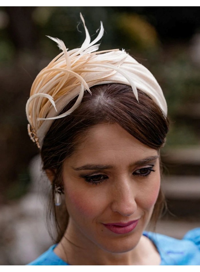 Diadema para invitada en crudo de sinamay seda con plumas