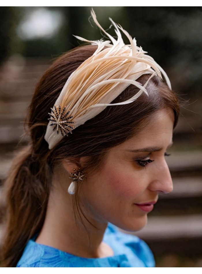 Bandeau d'invité en soie sinamay écru avec plumes