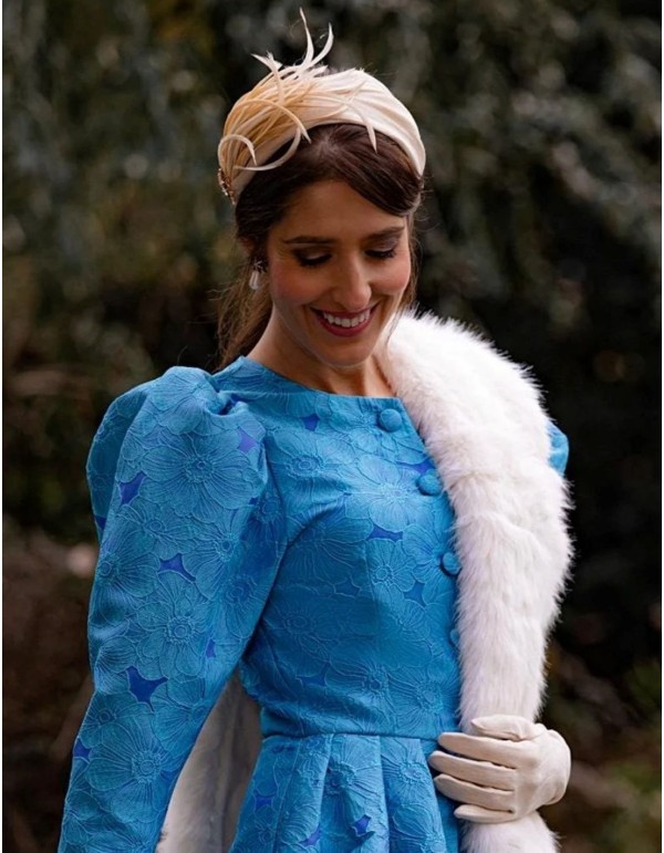 Diadema para invitada en crudo de sinamay seda con plumas