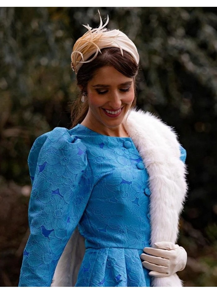 Diadema para invitada en crudo de sinamay seda con plumas