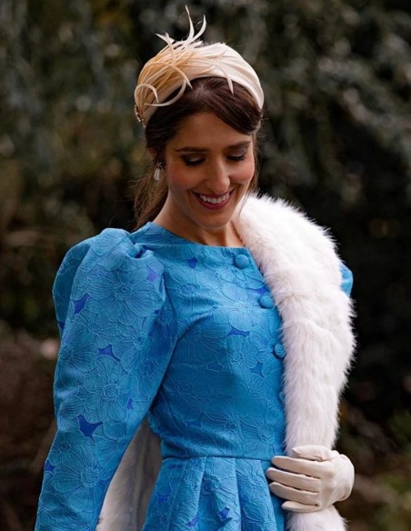 Diadema para invitada en crudo de sinamay seda con plumas