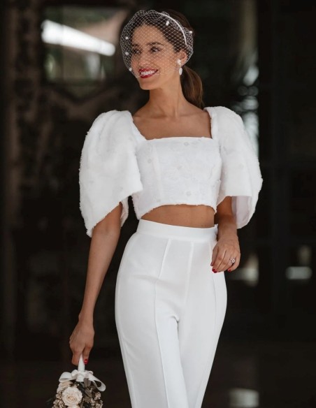 Thin headband for guest with light veil