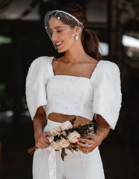 Thin headband for guest with light veil