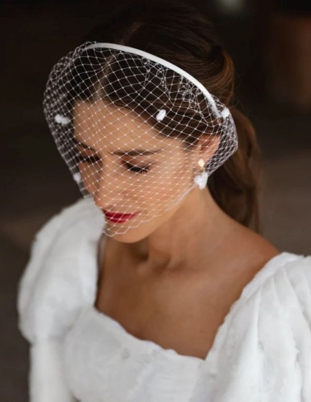 Diadema fina para invitada con velo ligero