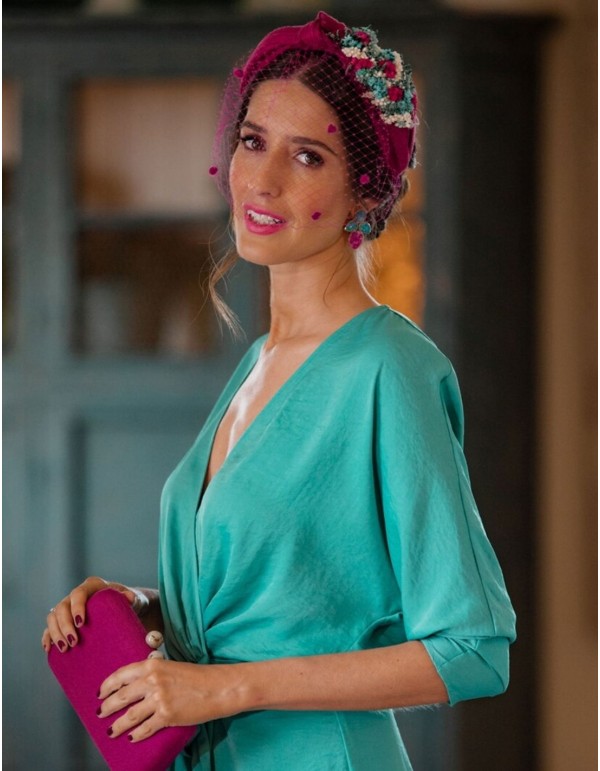 Diadema para invitada de sinamay seda con nudo y flores preservadas