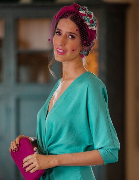 Diadema para invitada de sinamay seda con nudo y flores preservadas