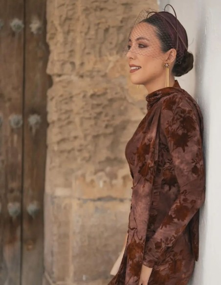 Diadema para invitada burdeos de sinamay fino con raquis rizados