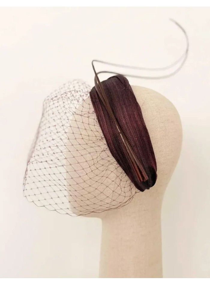 Diadema para invitada burdeos de sinamay fino con raquis rizados