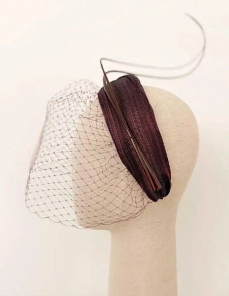 Diadema para invitada burdeos de sinamay fino con raquis rizados