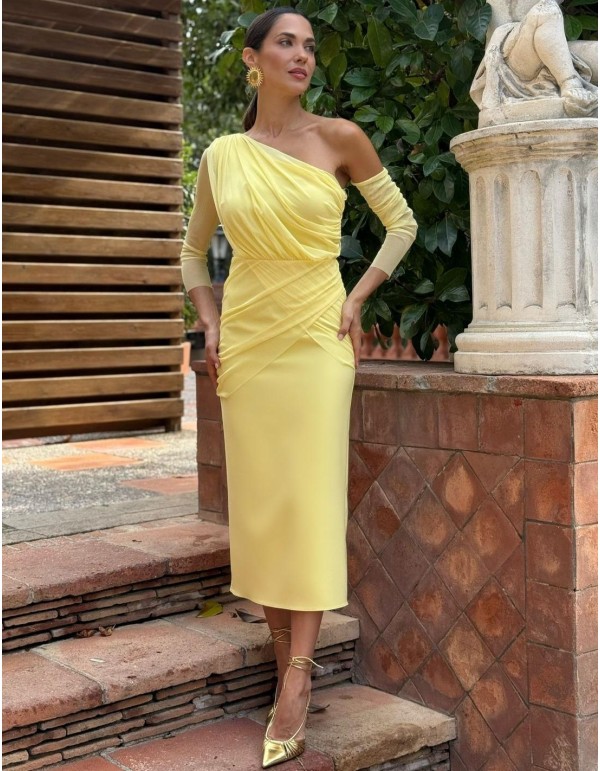 Vestido de invitada midi con escote asimétrico y cuerpo drapeado