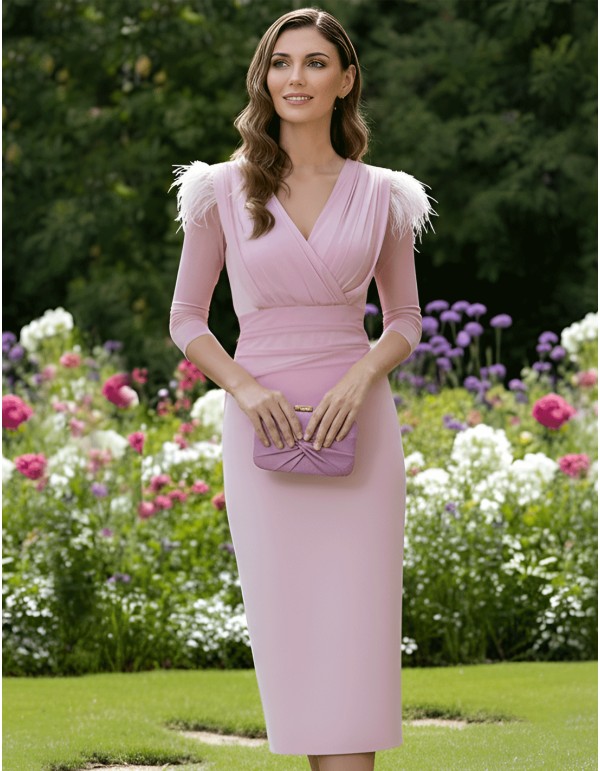 Vestido de invitada midi drapeado elegante con escote favorecedor 2