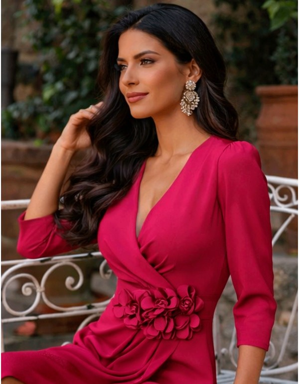 Vestido de invitada midi con escote en pico y detalle de flores 2