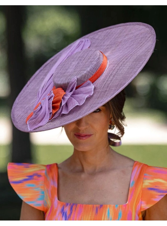 Pamela de sinamay malva con detalles naranja