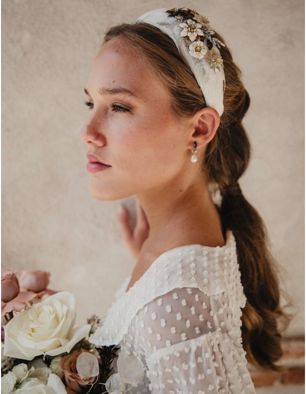 Bandeau de mariée avec plumes et ornementation de bijoux...