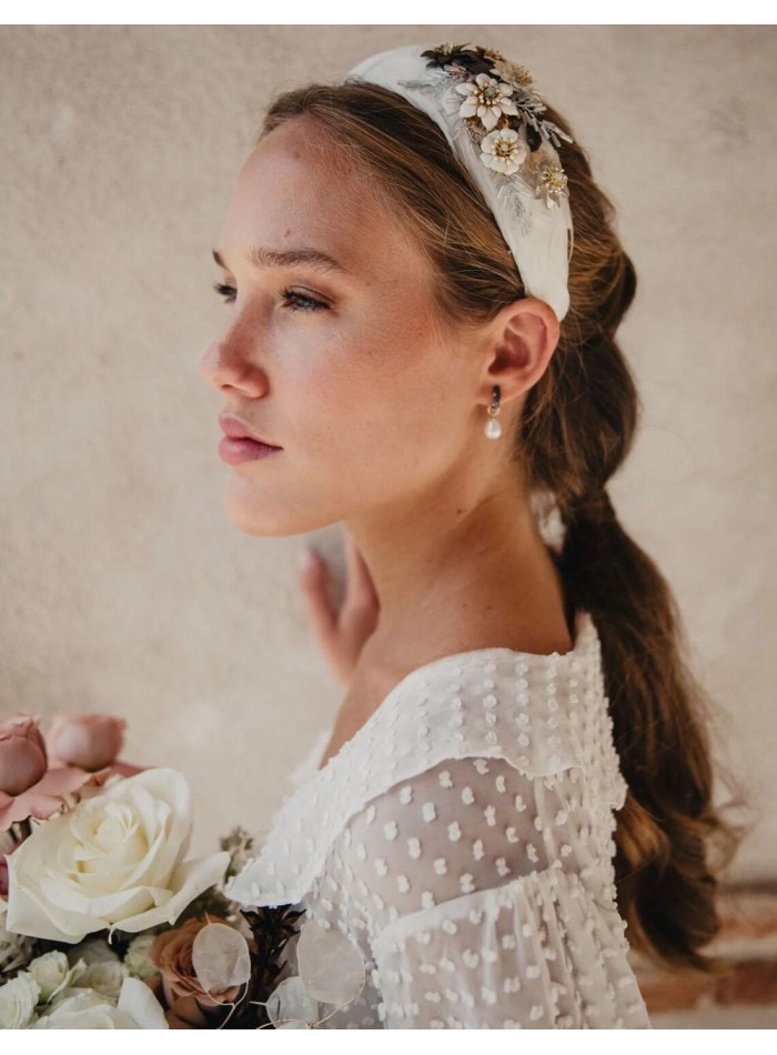 Diadema para novias con plumas con decoración joya en bronce