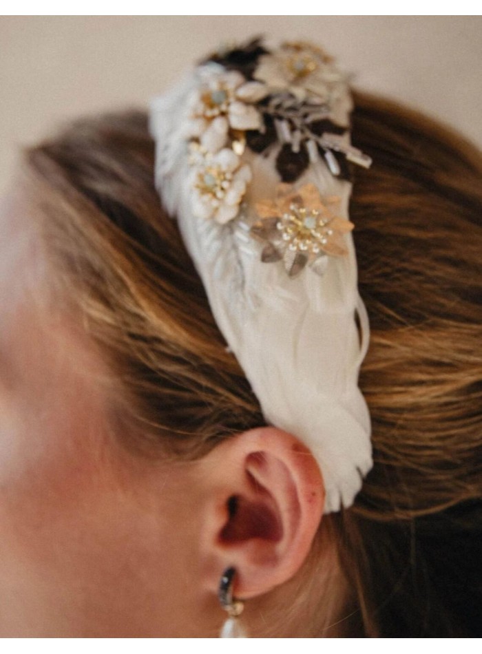 Bandeau de mariée avec plumes et ornementation...