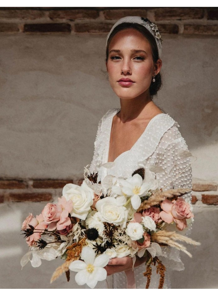 Diadema para novias con plumas con decoración joya en bronce