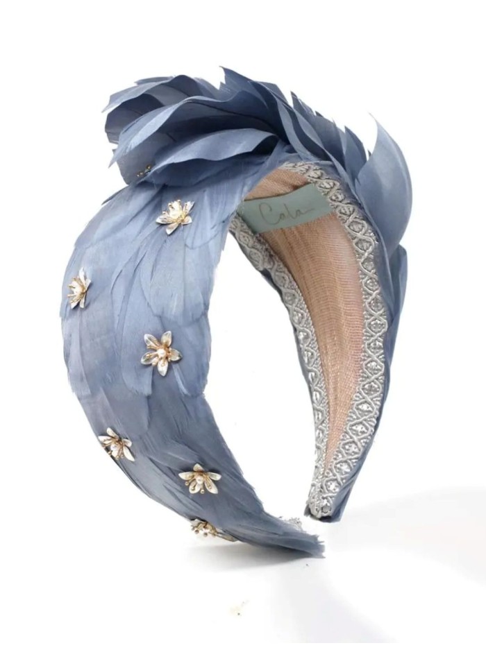 Diadema para invitada de plumas con piezas joya