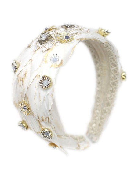 Bandeau d'invité en plumes blanches avec décoration ornée de bijoux