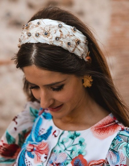 Diadema para invitada de plumas blancas con decorado joya