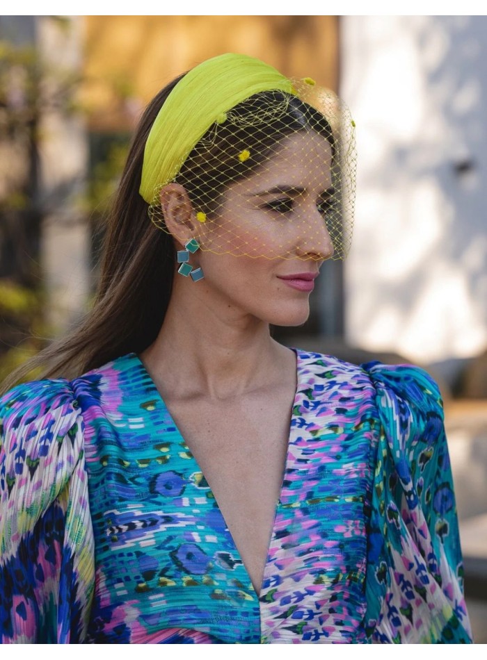 Diadema para invitada de sinamay de seda amarilla