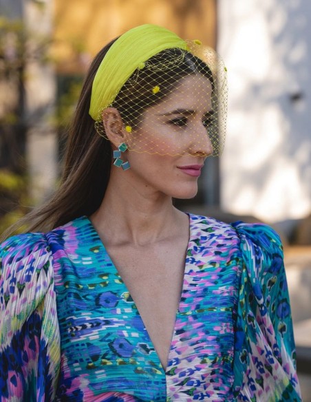 Diadema para invitada de sinamay de seda amarilla