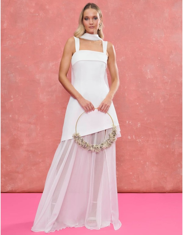 Robe de mariée avec encolure carrée et jupe asymétrique...