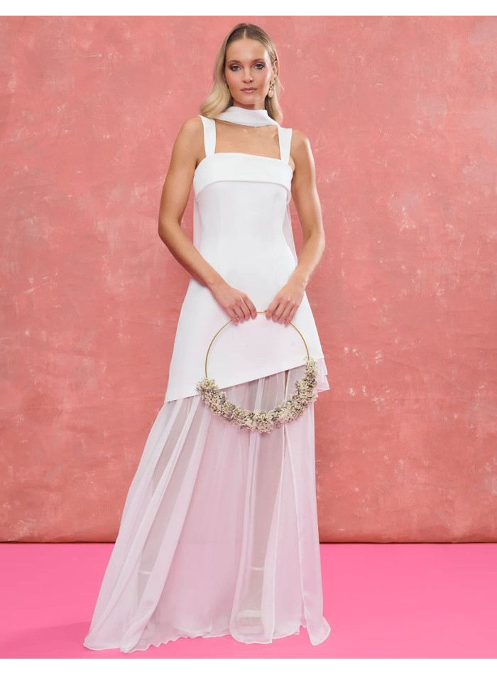 Vestido de novia con escote cuadrado y falda asimétrica con gasa