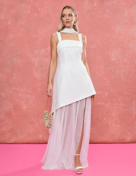 Vestido de novia con escote cuadrado y falda asimétrica con gasa