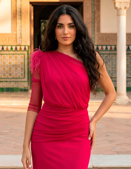 Vestido de fiesta midi drapeado con una manga y detalle de plumas