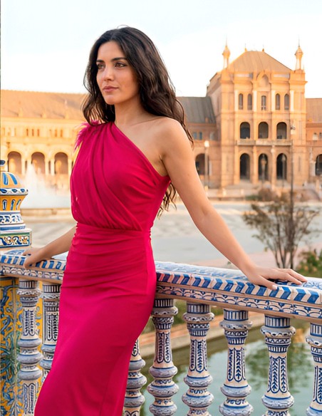 Vestido de fiesta midi drapeado con una manga y detalle de plumas