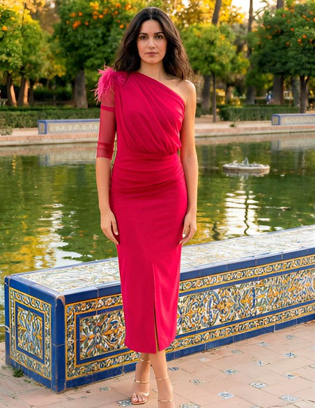 Vestido de fiesta midi drapeado con una manga y detalle de plumas