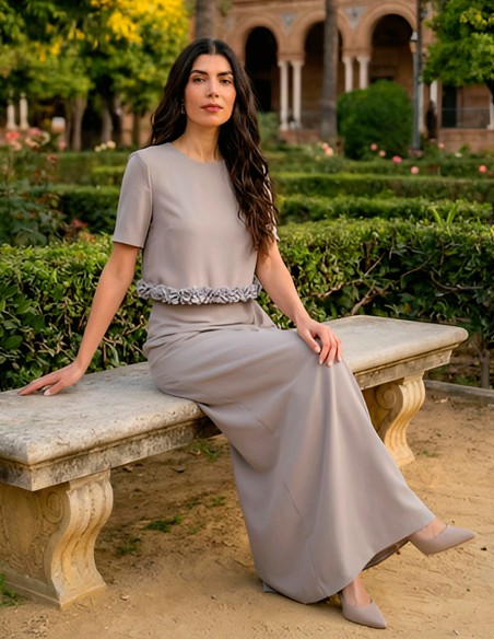 Vestido de fiesta largo de tirante ancho con sobrecamisa en gris