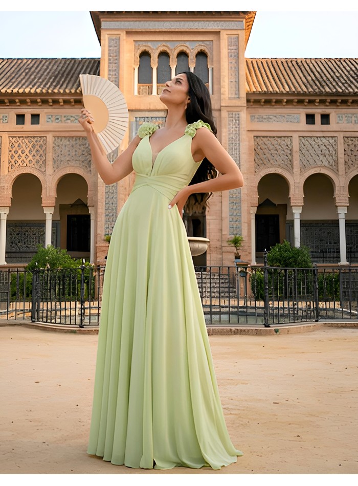 Vestido de invitada largo con escote en pico y...