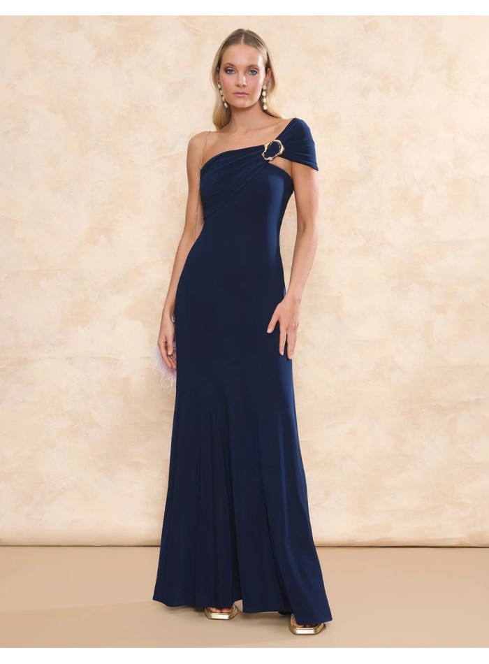 Vestido largo de fiesta en punto de seda con escote asimétrico y hebilla dorada