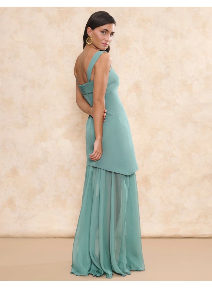 Vestido largo de invitada con falda asimétrica y gasa y tirante fino
