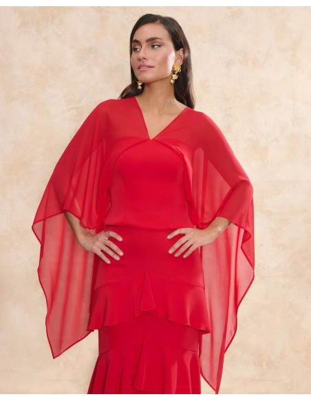 Top de invitada rojo con escote palabra de honor y chal multiposición