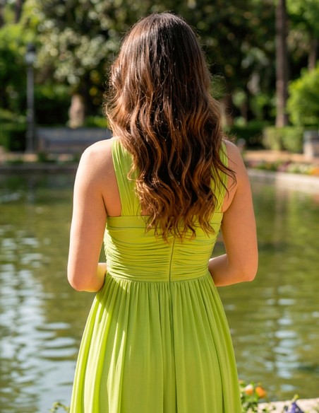 Robe de soirée longue vert olive avec encolure dos nu et strass