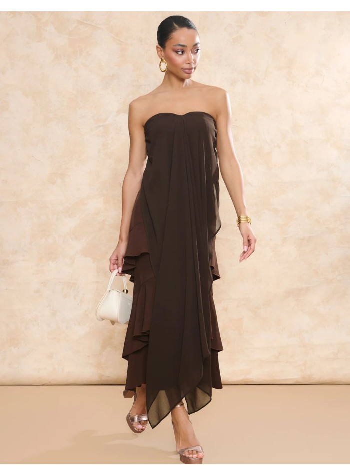 Top de invitada marrón con escote palabra de honor y chal multiposición