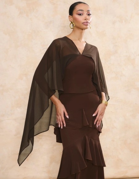 Top de invitada marrón con escote palabra de honor y chal multiposición