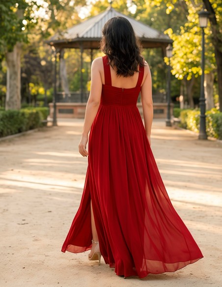 Longue robe de soirée rouge avec encolure dos nu, strass et fente
