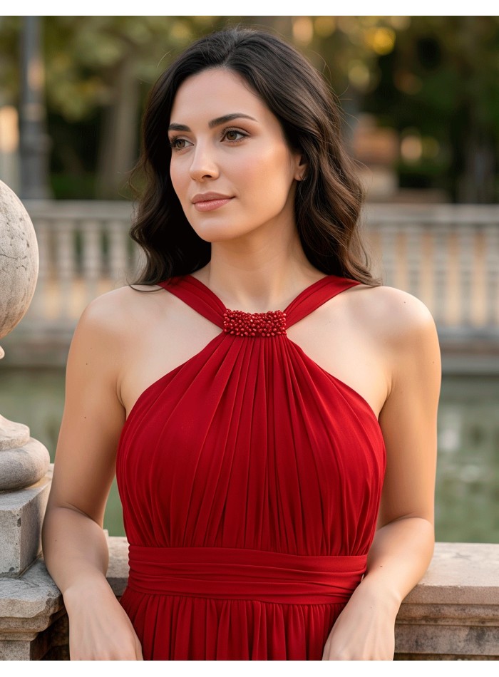 Vestido de fiesta largo rojo con escote halter, pedrería y abertura para invitada boda