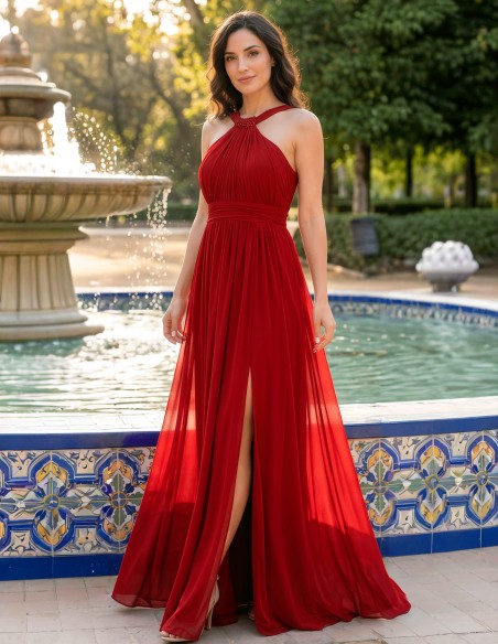 Vestido de fiesta largo rojo con escote halter, pedrería y abertura