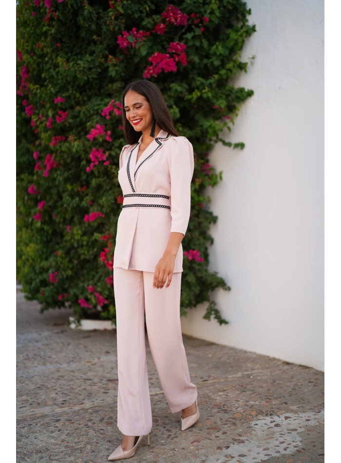 Conjunto de dos piezas con cinturon de lazada y bordados color rosa