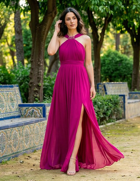 Robe de fête longue de couleur bougainvillier avec encolure licou, strass et fente