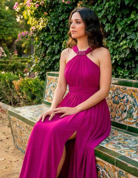 Robe de fête longue de couleur bougainvillier avec encolure licou, strass et fente