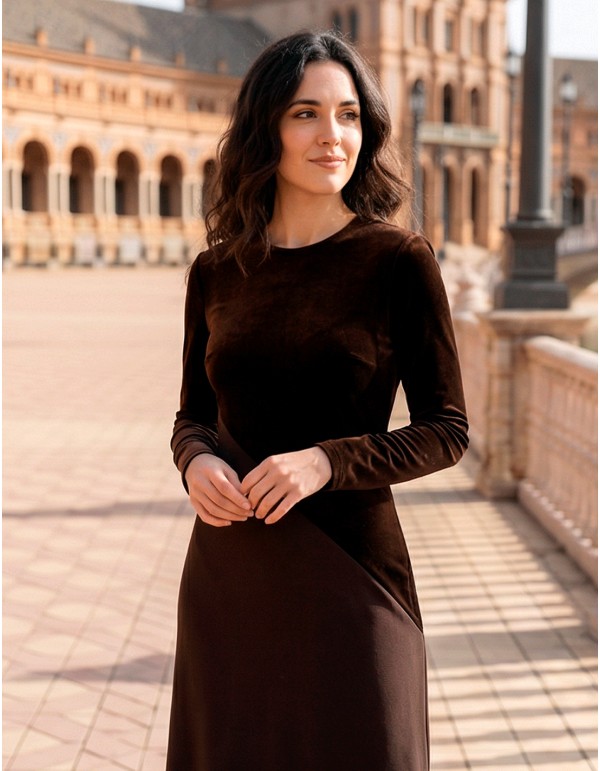 Vestido de invitada midi marrón con tejido combinado con terciopelo y bajo de volante 2