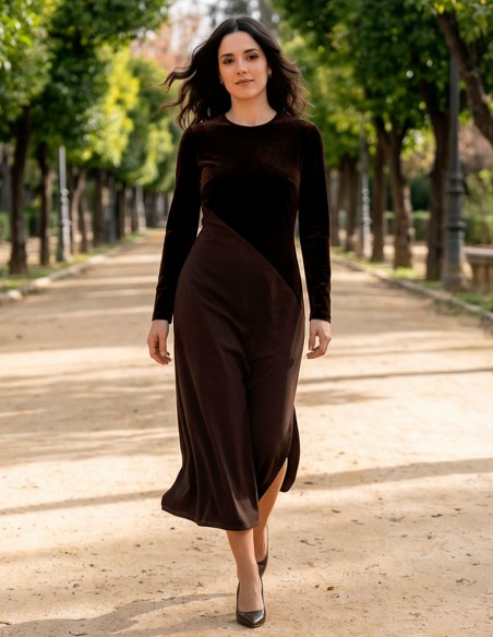 Vestido de invitada midi marrón con tejido combinado con terciopelo y bajo de volante