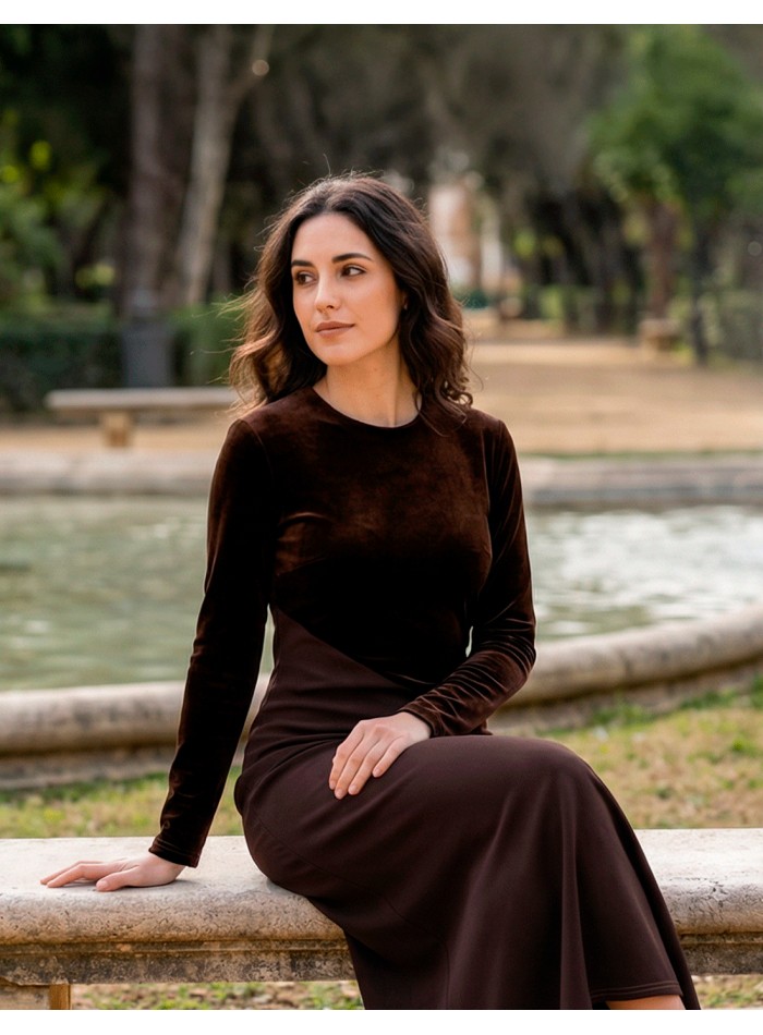 Vestido de invitada midi marrón con tejido combinado con terciopelo y bajo de volante
