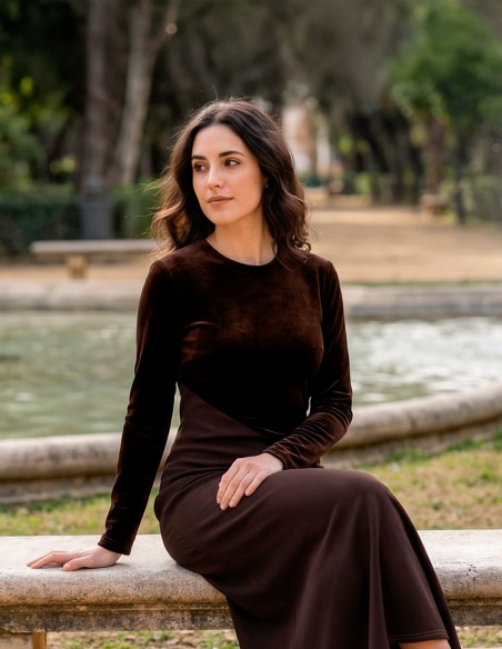 Vestido de invitada midi marrón con tejido combinado con terciopelo y bajo de volante